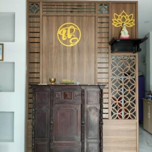 Mẫu vách ngăn phòng thờ mang màu sắc cổ điển PT02